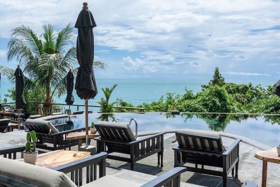 Infinity pool and loungers looking out over the sea, Koh Samui, Thailand